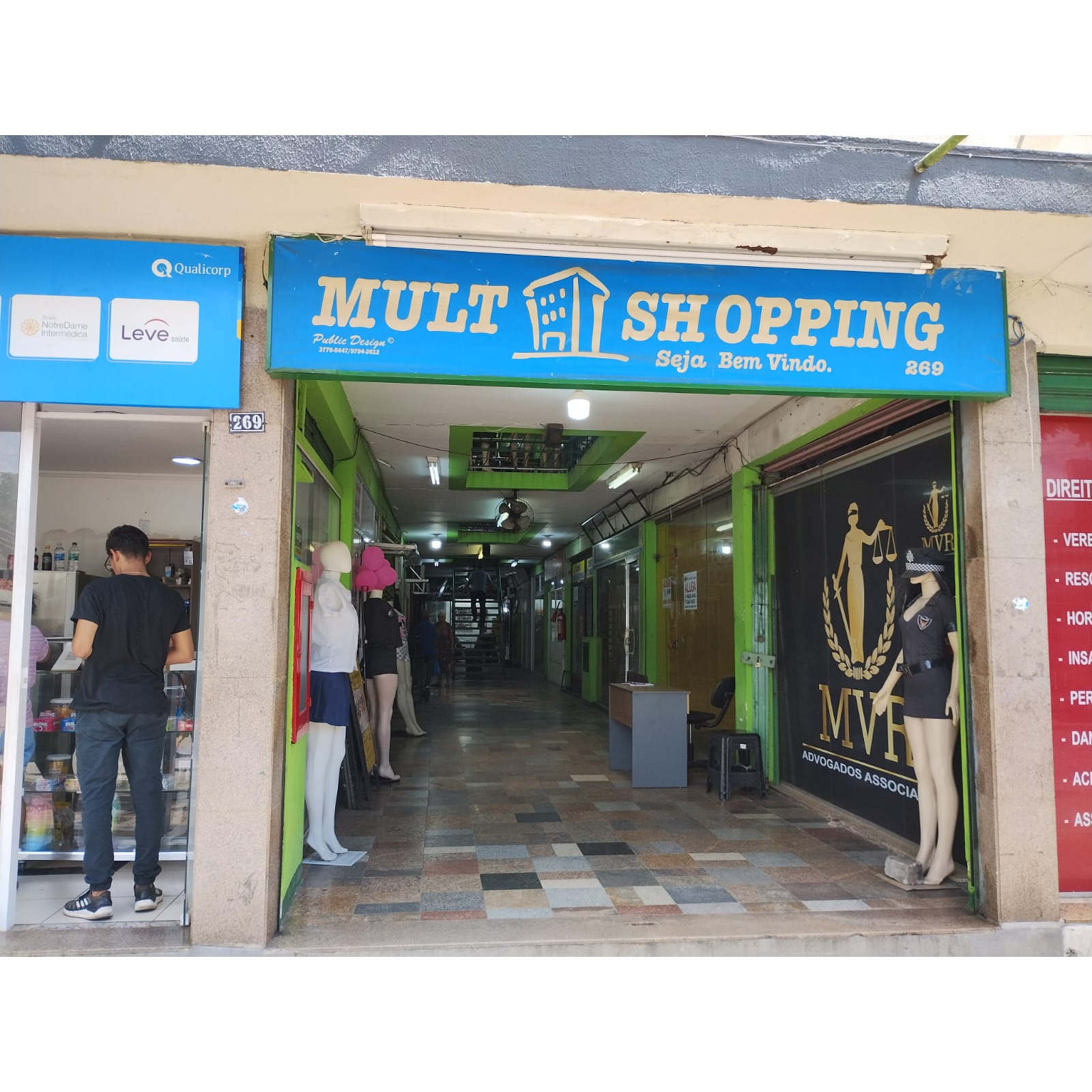 Imóvel comercial disponível para locação, localizado em uma área movimentada de Nova Iguaçu.